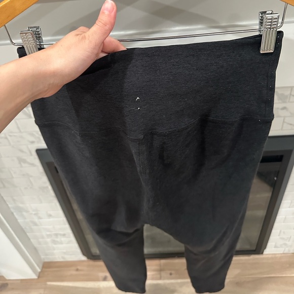 Beyond Yoga Black grey Leggings - Picture 4 of 6
